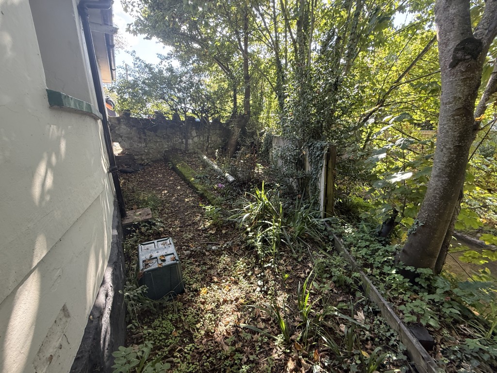 Lot: 120 - FORMER TOLL HOUSE WITH GARDEN - Side garden